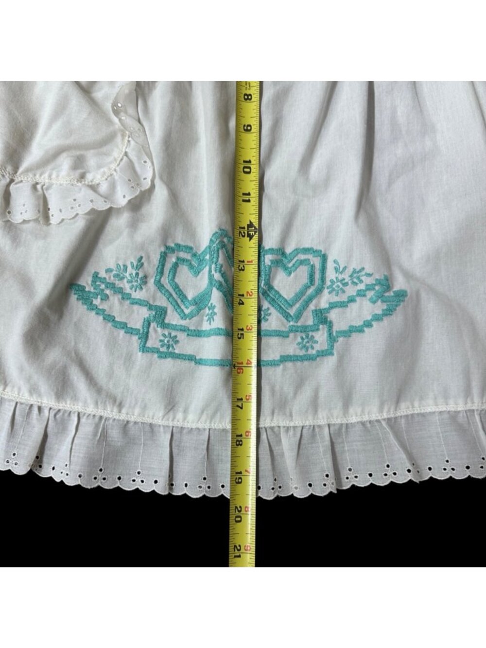 Vintage White Apron Aqua Blue Embroidered Hearts Pocket Eyelet Ruffle Trim - Picture 5 of 6